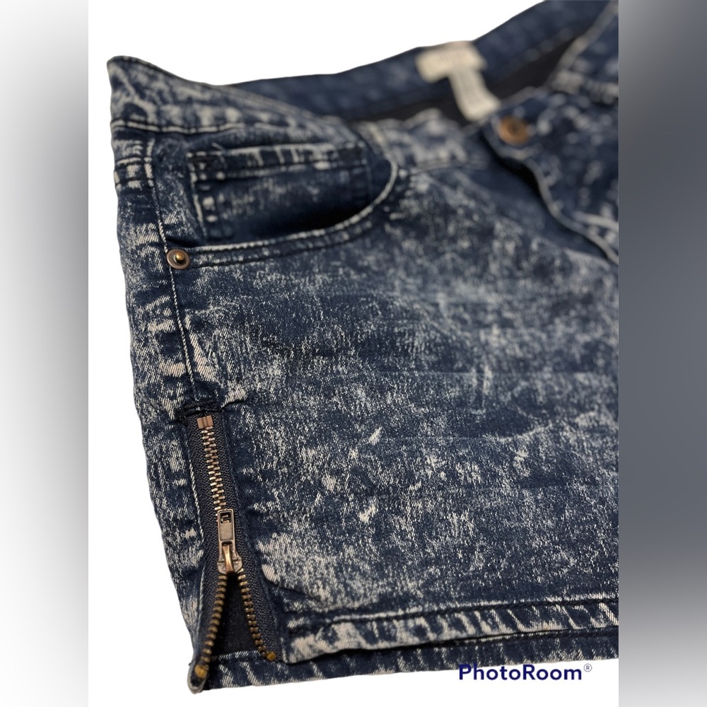 Great looking Acid wash Jean shorts with zippers up each side Forever 21 size 31